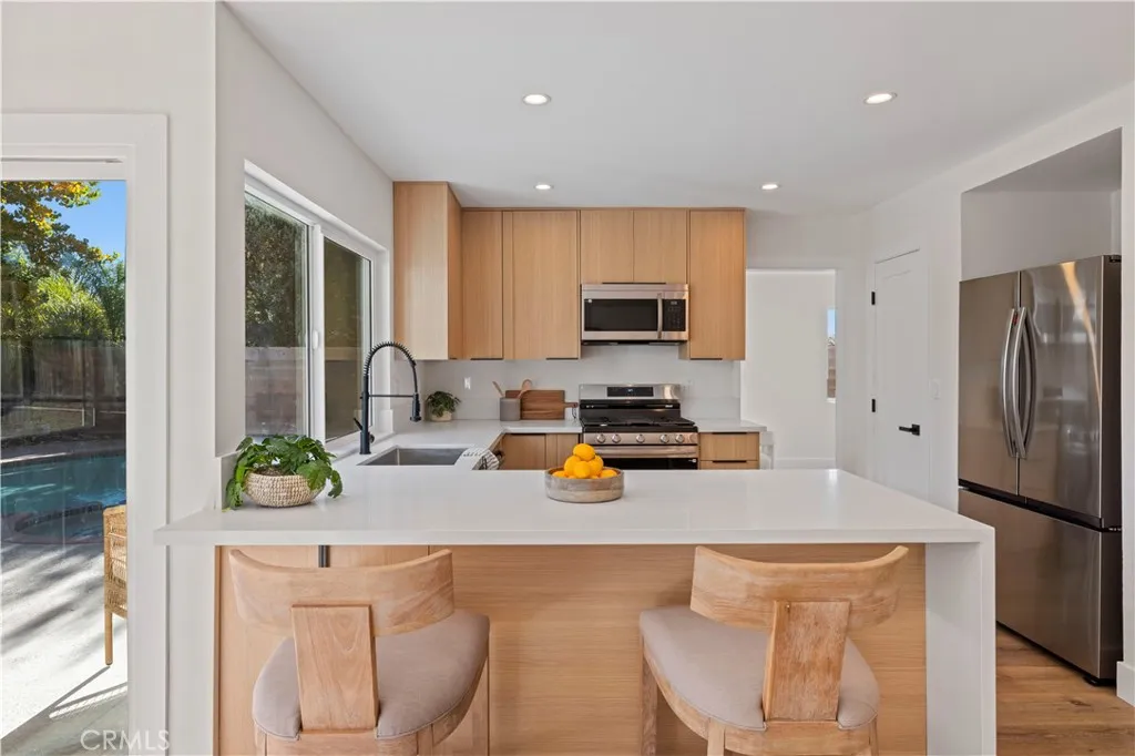 28218 Oaklar Drive, Saugus, California 91350 home-pic-12